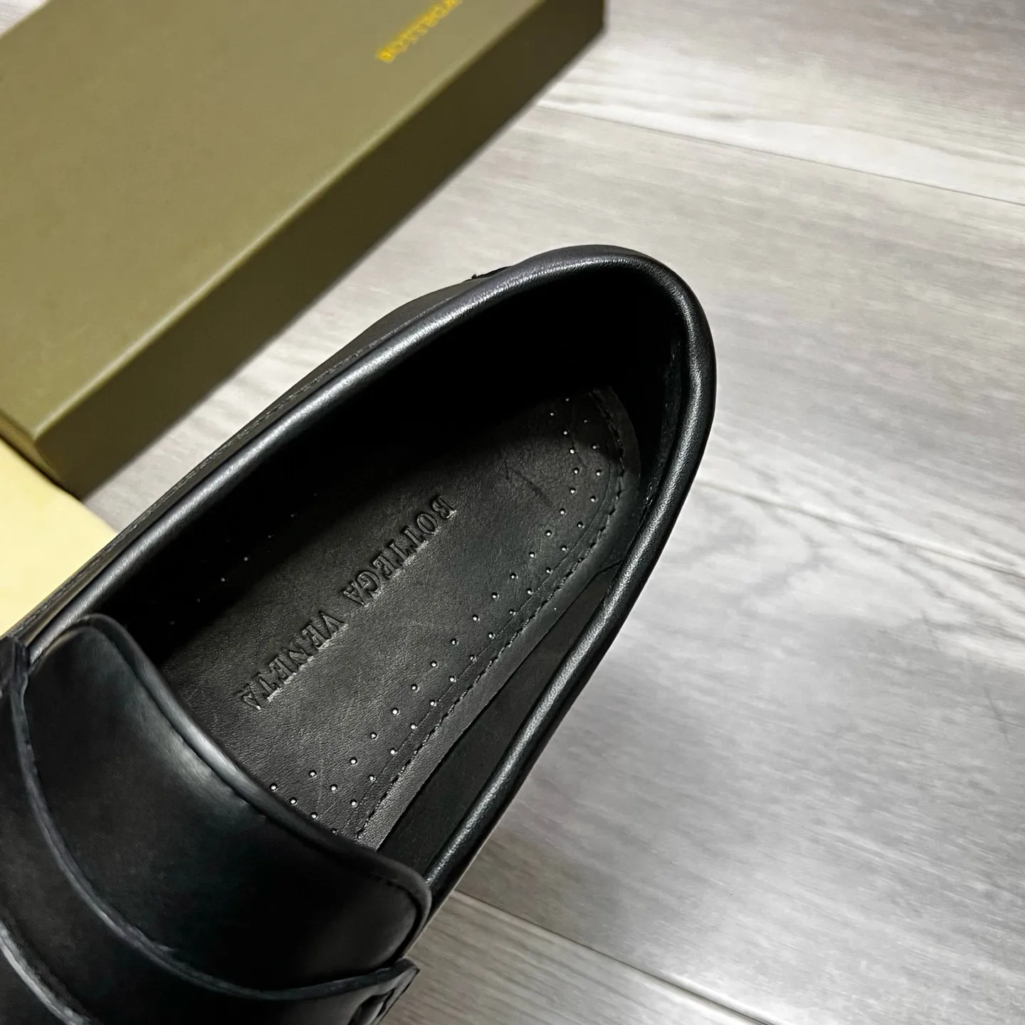 Factory price 480 BV 〰️Purely handmade classic men's beanie shoes👉👉driving shoes, slip-on shoes, made of imported cowhide from Italy, 💕water-dyed cowhide lining, 🔊original outsole, waterproof platform design, comfortable on the feet. Good choice for traveling and driving, single color available, code number: 38-44, (45 can be customized)